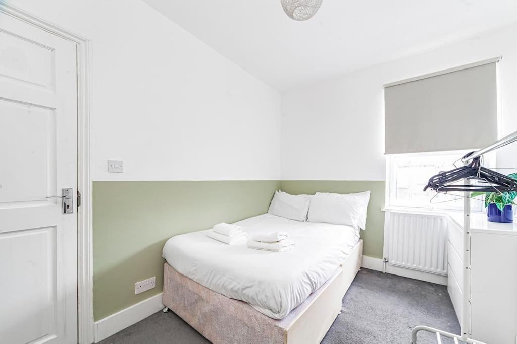 Spacious & Chic 3-bed House Near Central Appartement Londen