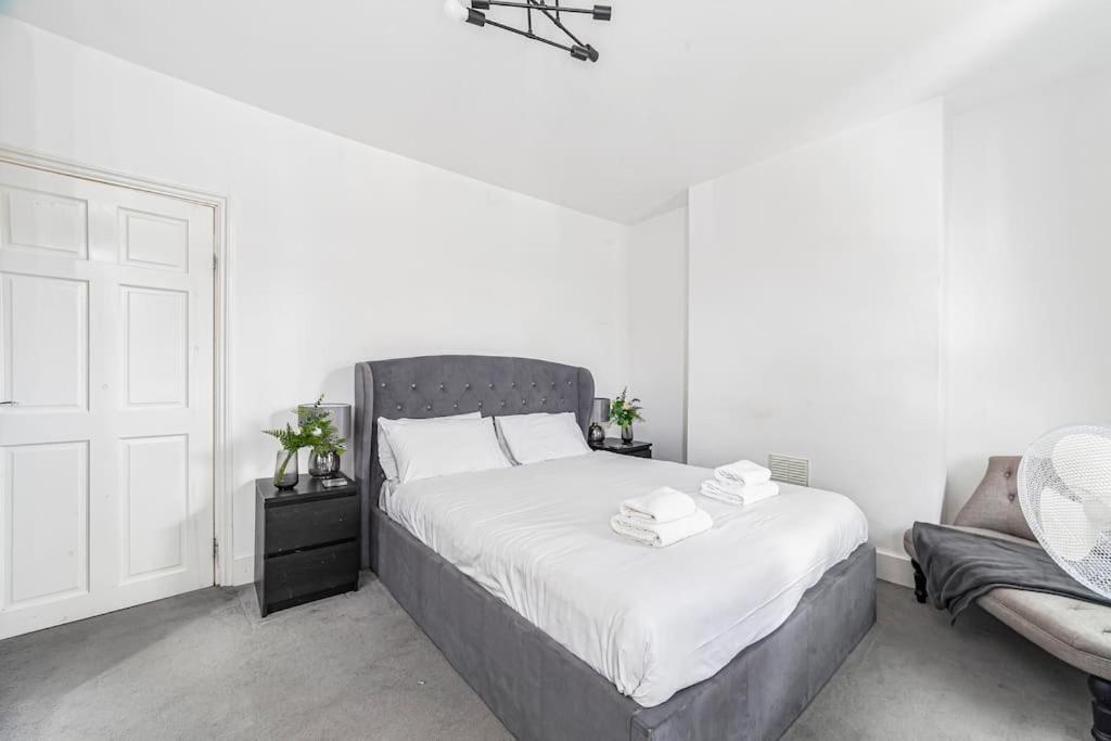 Spacious & Chic 3-bed House Near Central Appartement Londen