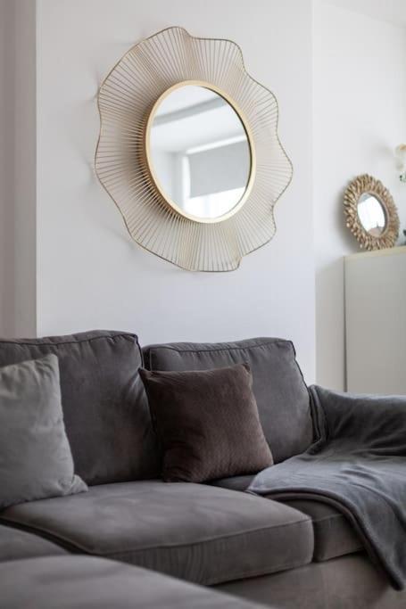 Spacious & Chic 3-bed House Near Appartement *
