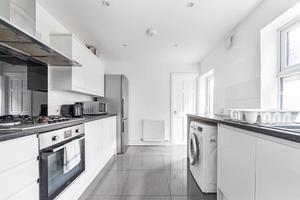 Spacious & Chic 3-bed House Near Appartement