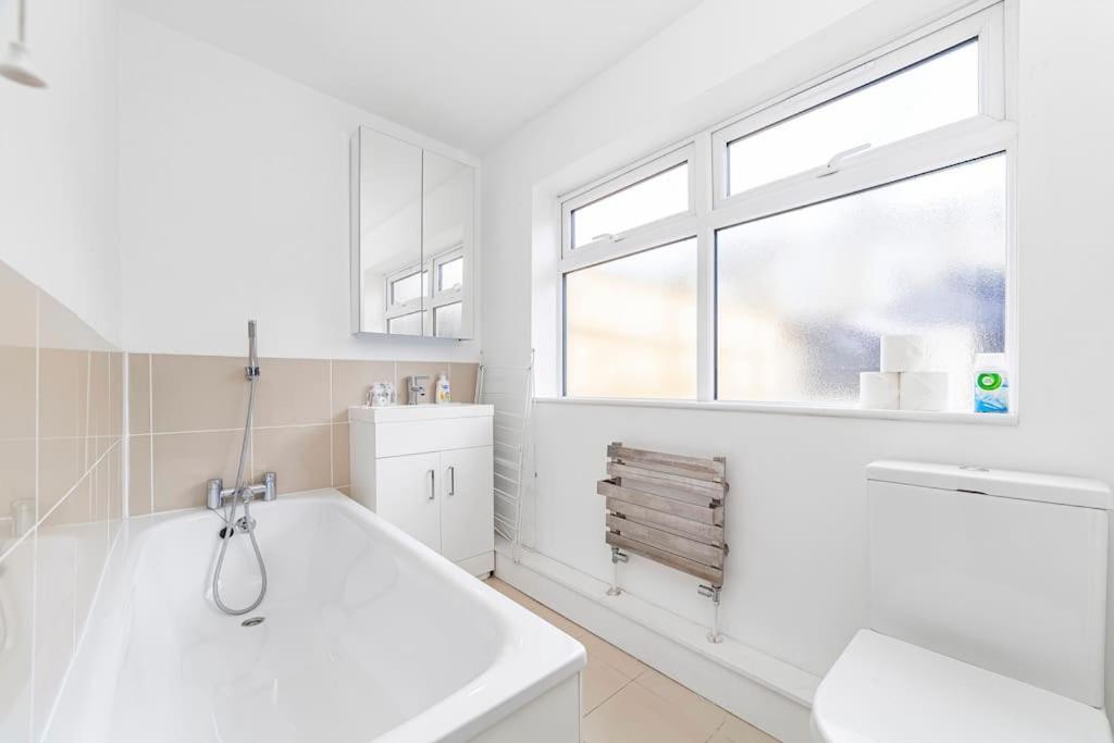 Spacious & Chic 3-bed House Near Londres
