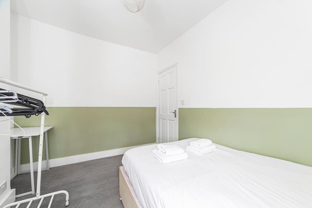 Spacious & Chic 3-bed House Near Appartement *