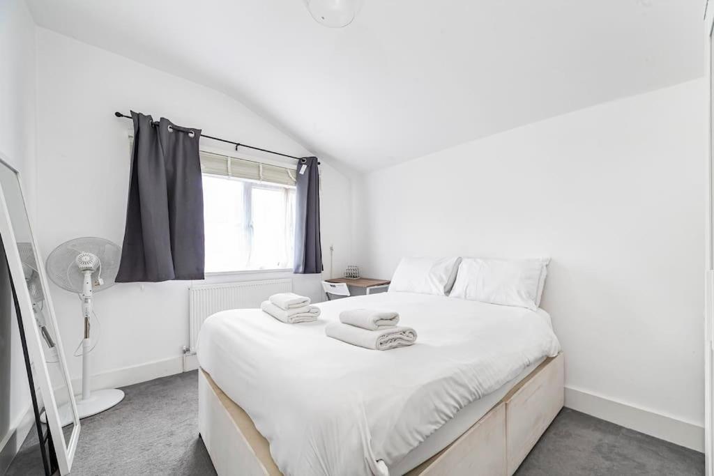 Spacious & Chic 3-bed House Near Appartement Londres