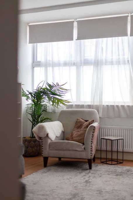 Spacious & Chic 3-bed House Near Appartement Londres