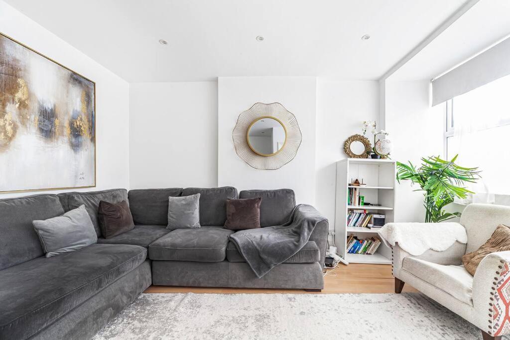 Spacious & Chic 3-bed House Near Londres
