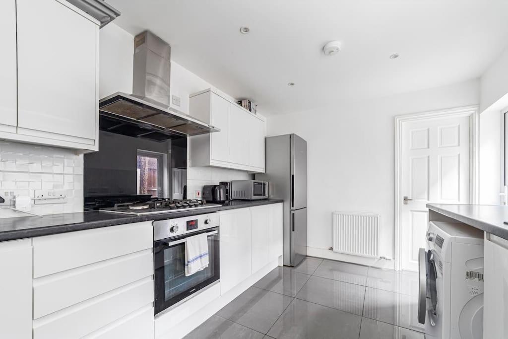 Apartamento Spacious & Chic 3-bed House Near *