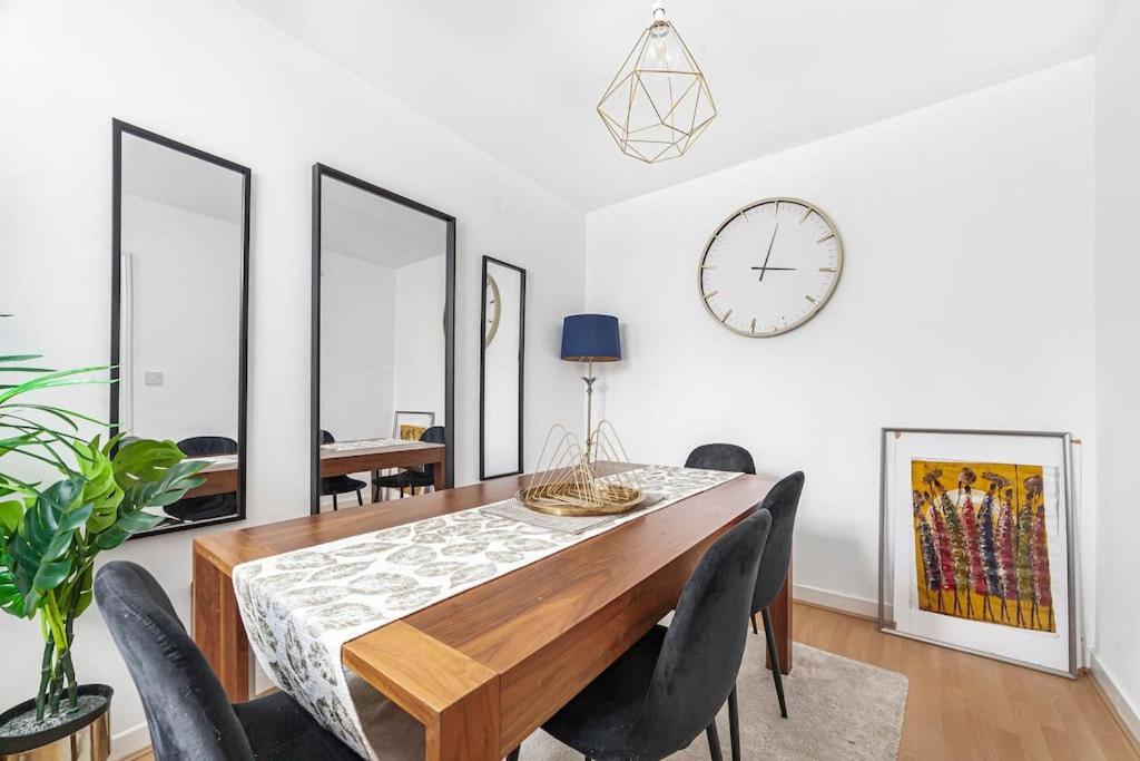 Spacious & Chic 3-bed House Near Apartamento *
