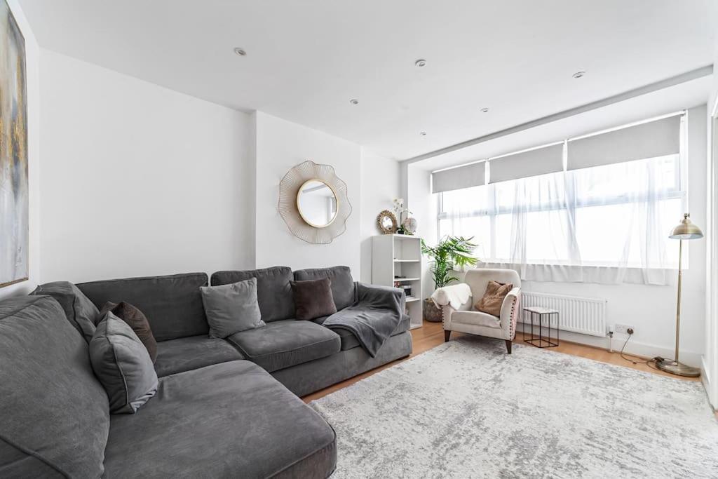 Apartamento Spacious & Chic 3-bed House Near Londres