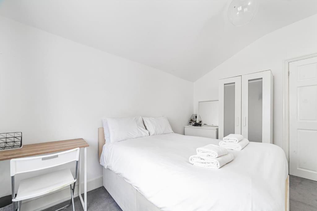 Spacious & Chic 3-bed House Near Apartamento