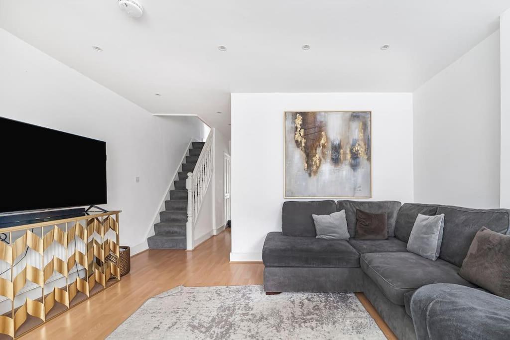 Apartamento Spacious & Chic 3-bed House Near