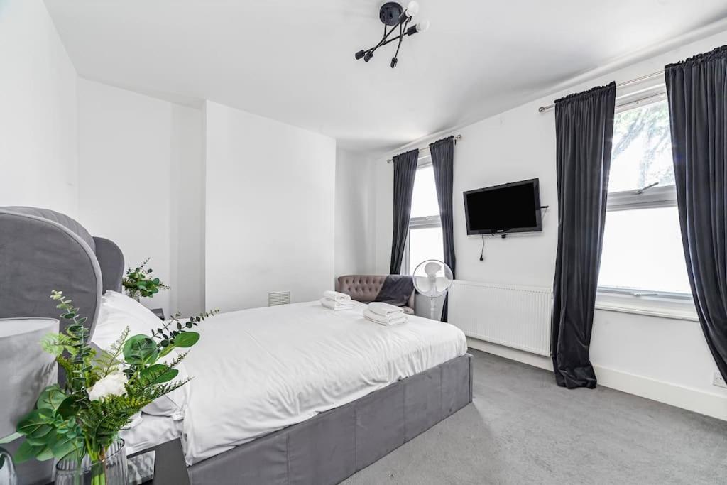 Spacious & Chic 3-bed House Near Apartamento *