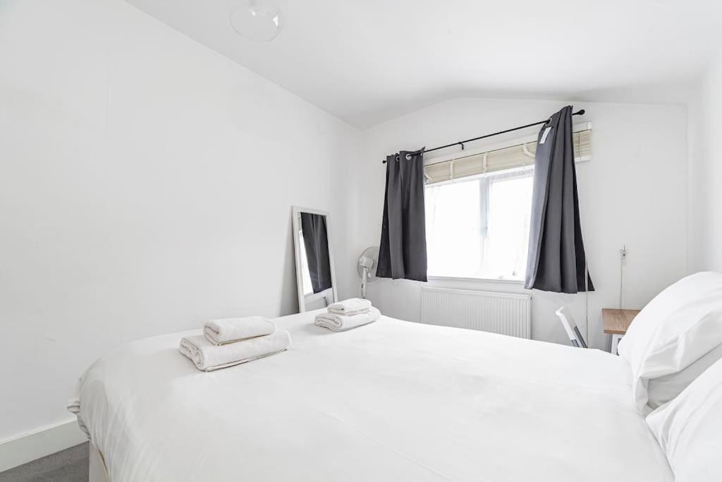 Spacious & Chic 3-bed House Near Apartamento